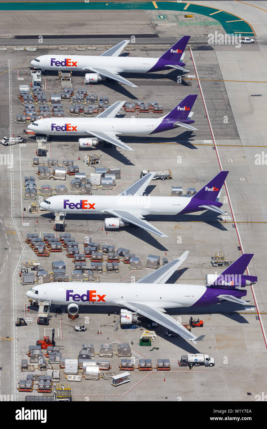 Los Angeles, Californie - le 14 avril 2019 : les avions FedEx Express à l'aéroport de Los Angeles (LAX) aux États-Unis. Banque D'Images