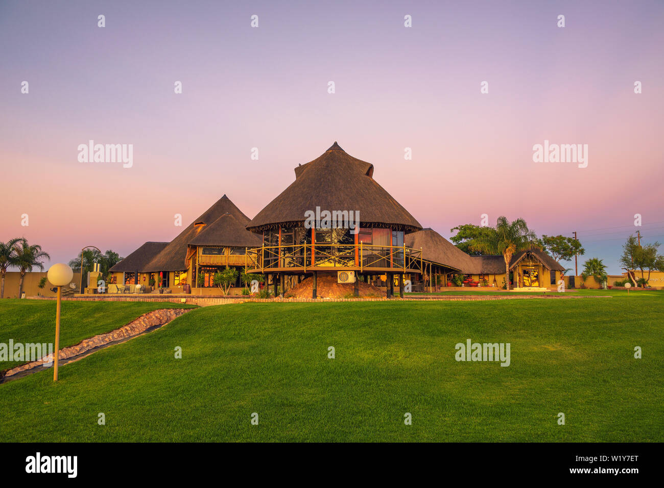 Lever du soleil au-dessus d'une game lodge de luxe près de le désert du Kalahari en Namibie Banque D'Images