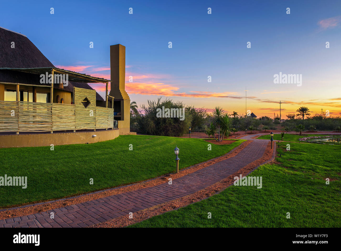 Lever du soleil au-dessus d'une game lodge de luxe près de le désert du Kalahari en Namibie Banque D'Images