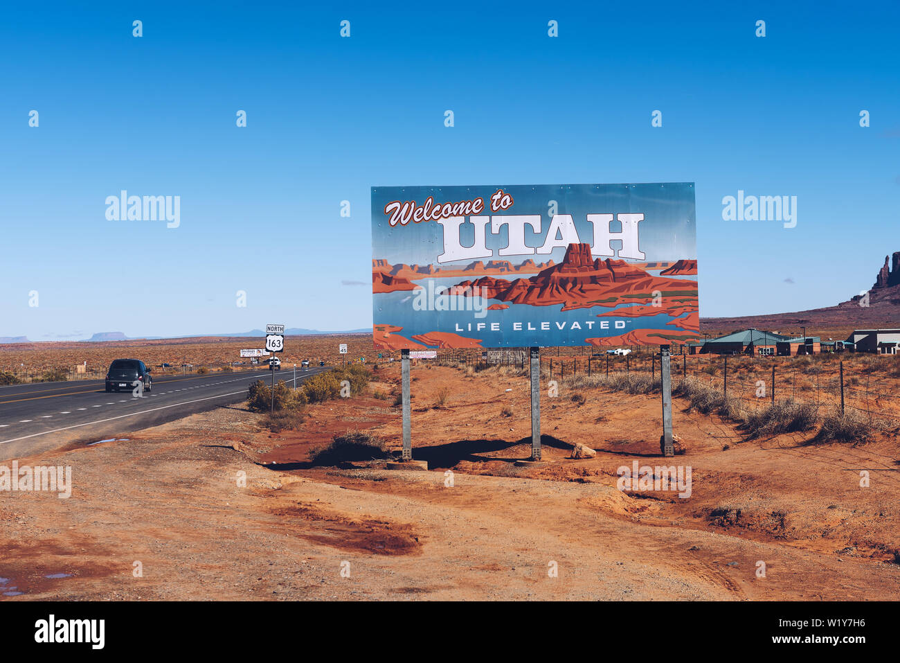Bienvenue à l'Utah State signer le long de la route US-163 près de Monument Valley Banque D'Images