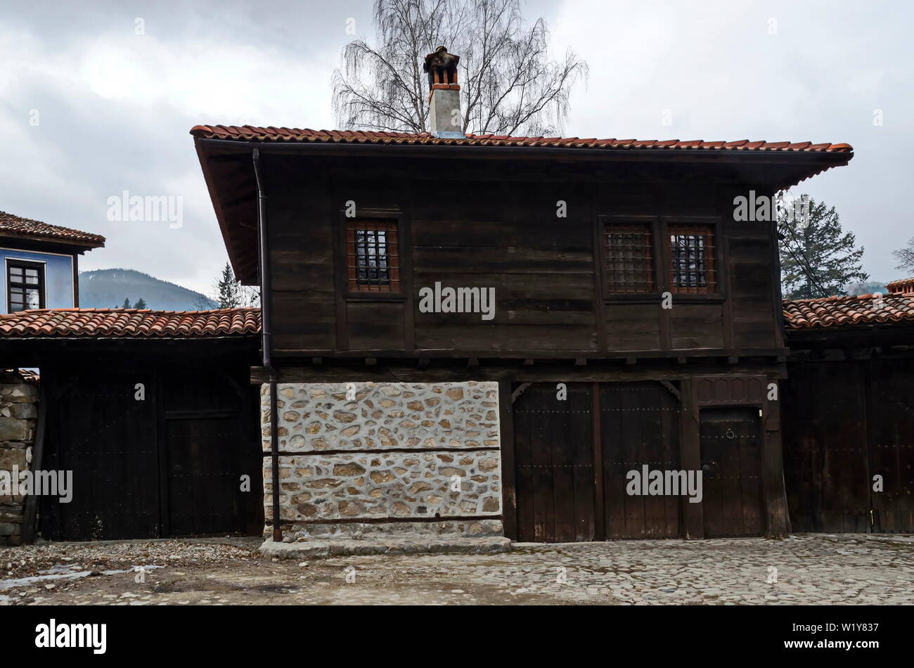 Quartier résidentiel unique authentique avec peints dans des couleurs vives des maisons, murs en pierre, de fenêtres, vérandas et avant-toits pittoresques Banque D'Images