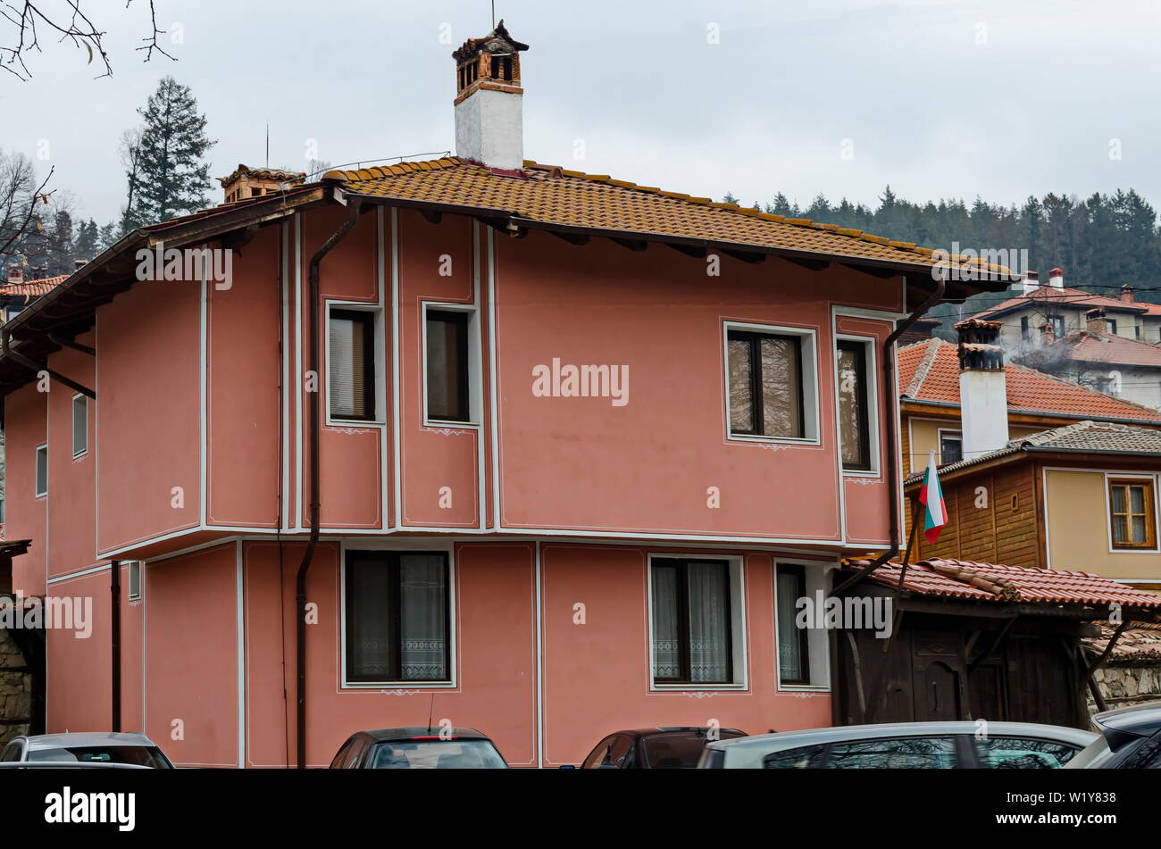 Quartier résidentiel unique authentique avec peints dans des couleurs vives des maisons, murs en pierre, de fenêtres, vérandas et avant-toits pittoresques Banque D'Images