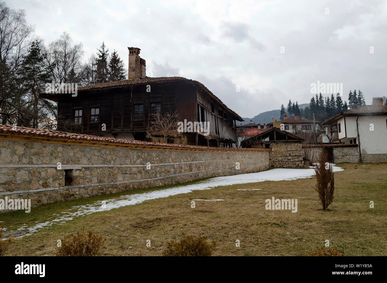 Quartier résidentiel unique authentique avec peints dans des couleurs vives des maisons, murs en pierre, de fenêtres, vérandas et avant-toits pittoresques Banque D'Images