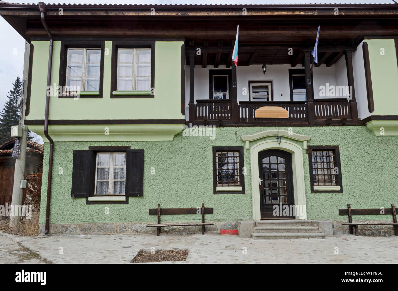 Quartier résidentiel unique authentique avec peints dans des couleurs vives des maisons, murs en pierre, de fenêtres, vérandas et avant-toits pittoresques Banque D'Images