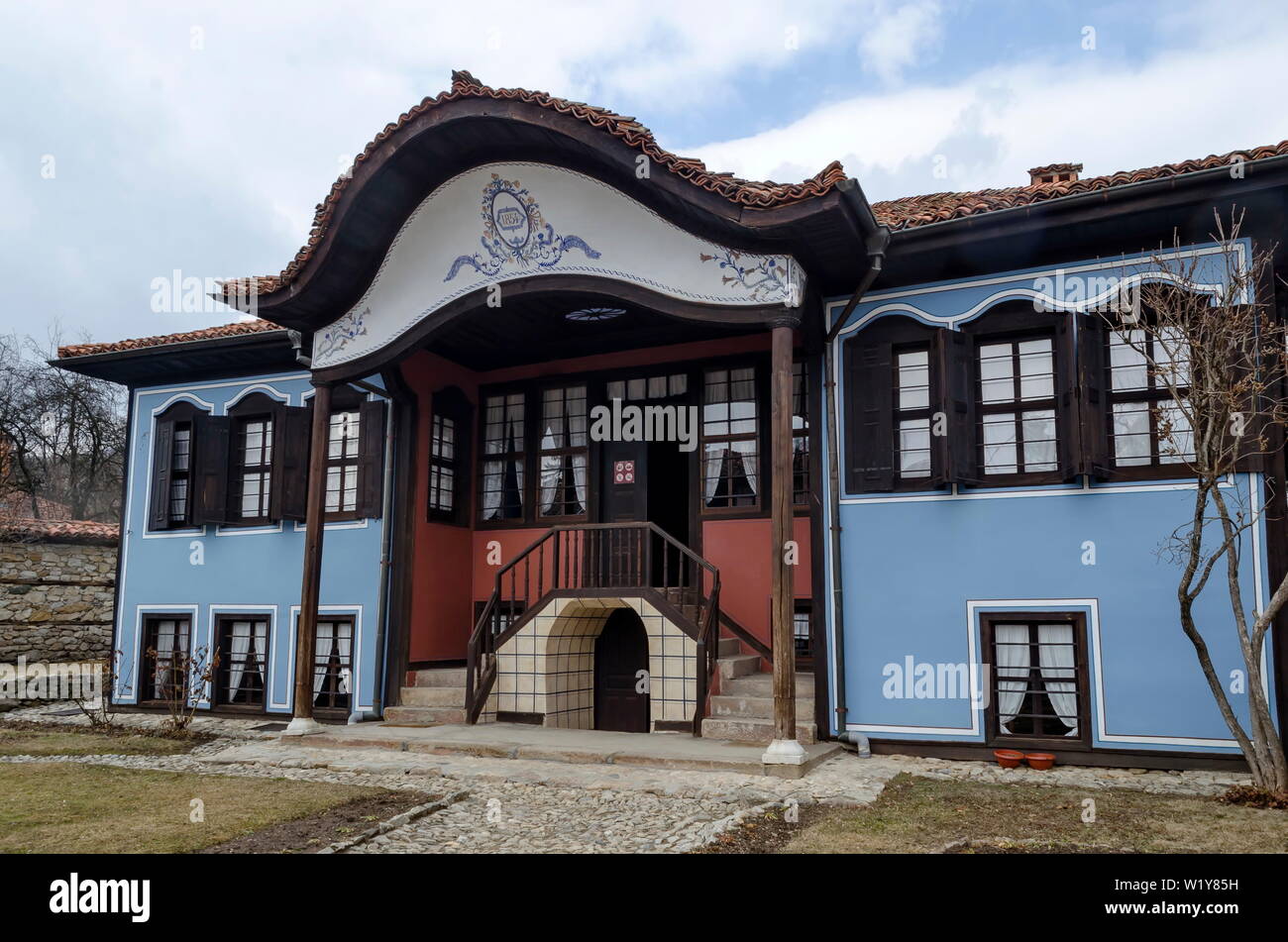 Quartier résidentiel unique authentique avec peints dans des couleurs vives des maisons, murs en pierre, de fenêtres, vérandas et avant-toits pittoresques Banque D'Images