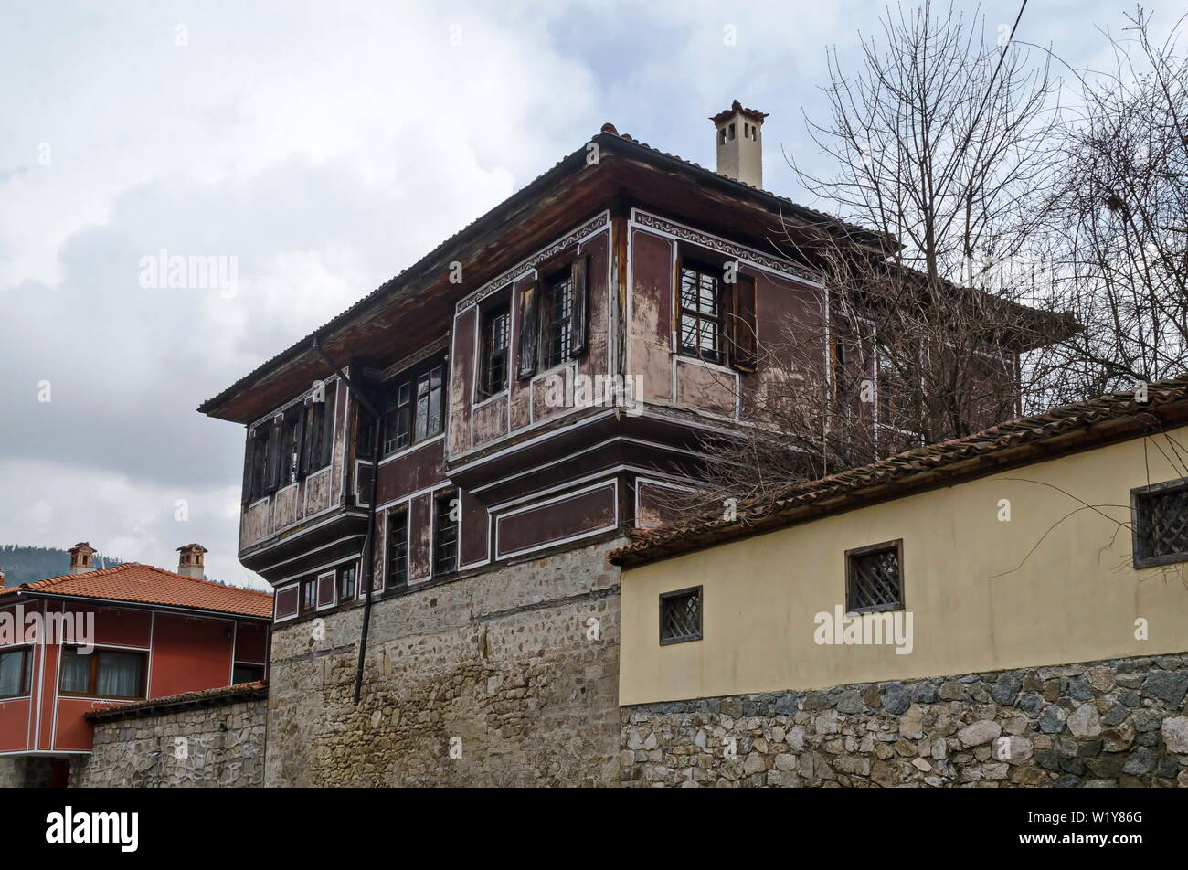 Quartier résidentiel unique authentique avec peints dans des couleurs vives des maisons, murs en pierre, de fenêtres, vérandas et avant-toits pittoresques Banque D'Images