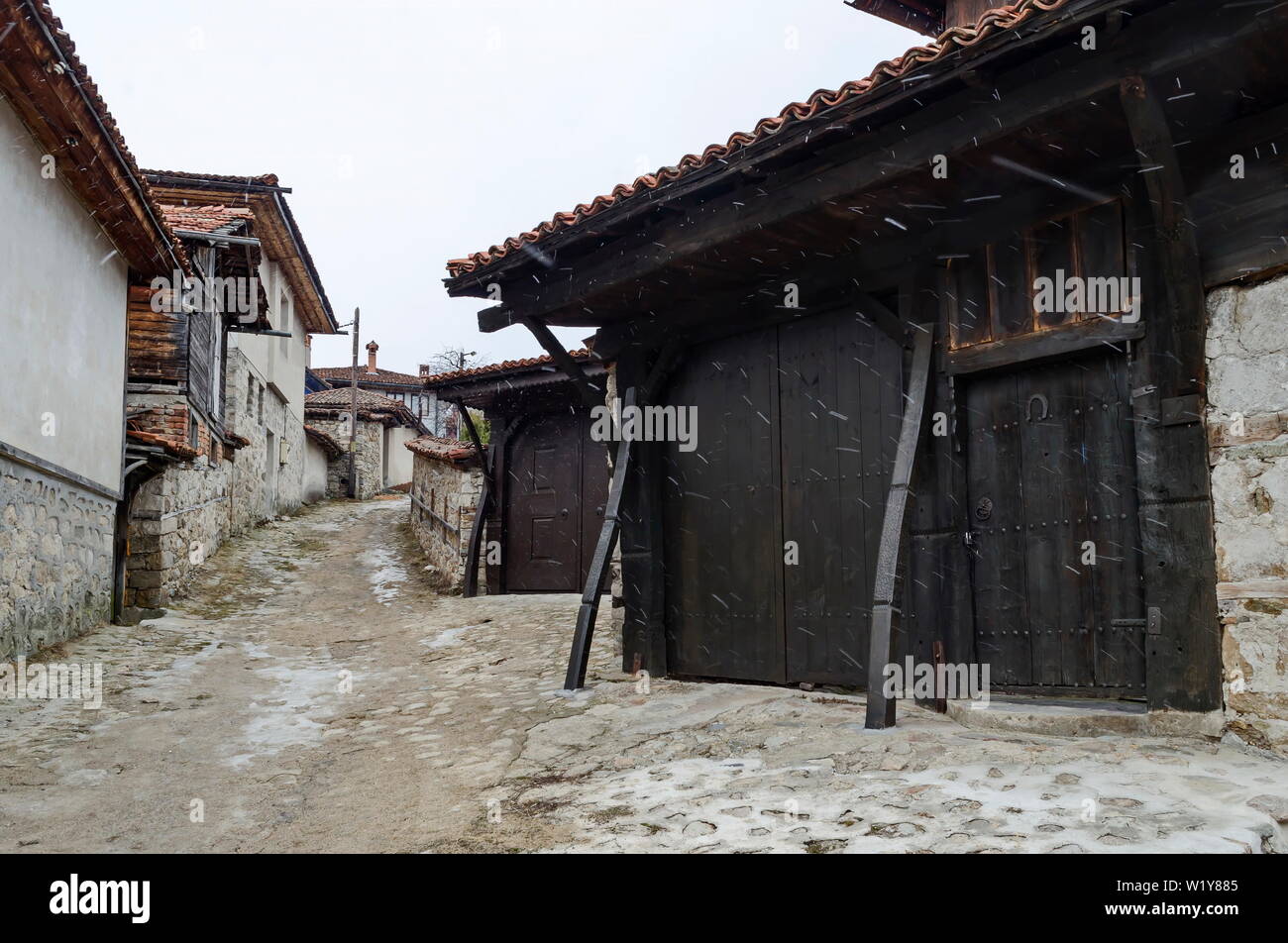 Quartier résidentiel unique authentique avec peints dans des couleurs vives des maisons, murs en pierre, de fenêtres, vérandas et avant-toits pittoresques chutes de neige Banque D'Images