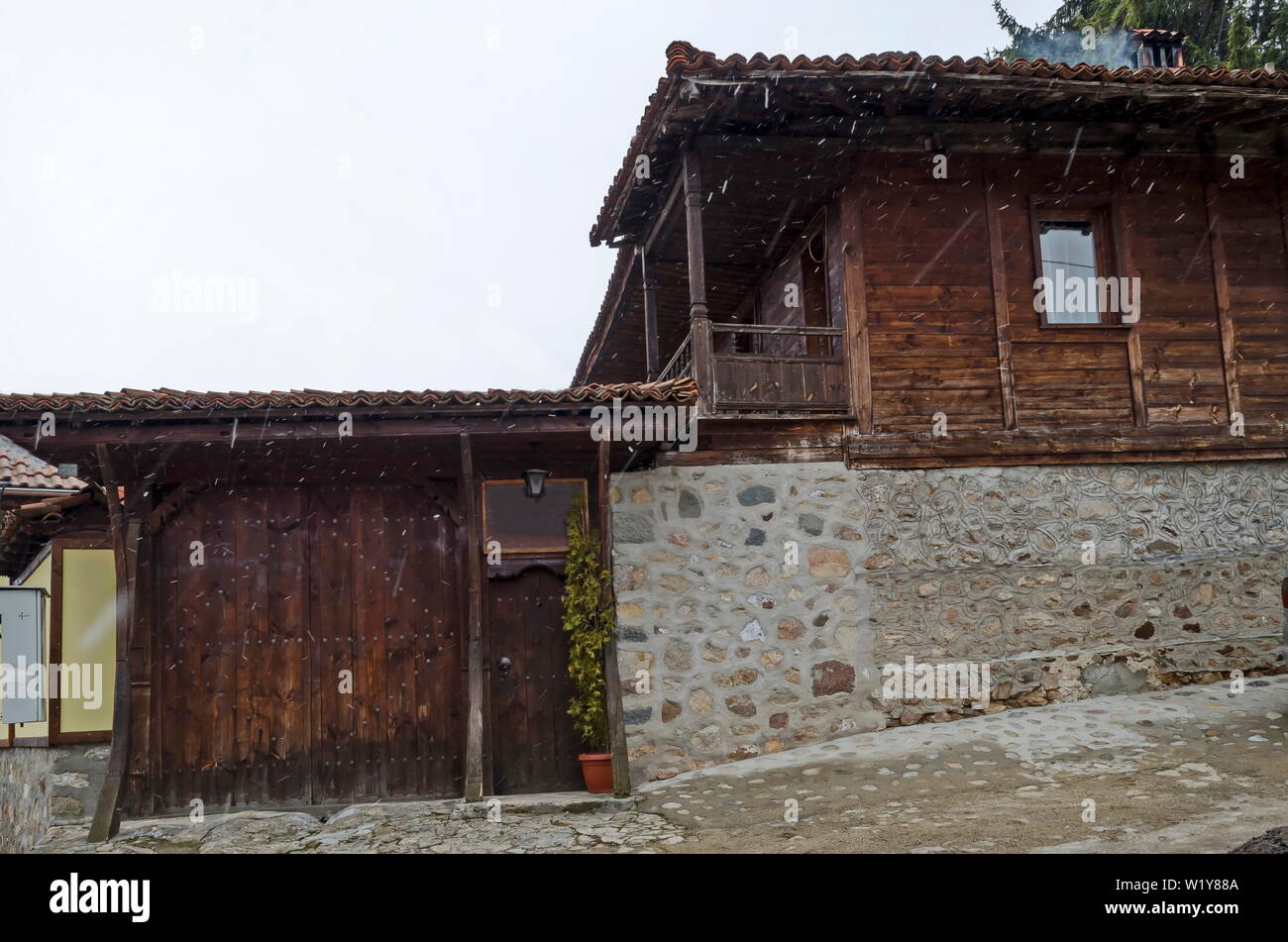 Quartier résidentiel unique authentique avec peints dans des couleurs vives des maisons, murs en pierre, de fenêtres, vérandas et avant-toits pittoresques chutes de neige Banque D'Images