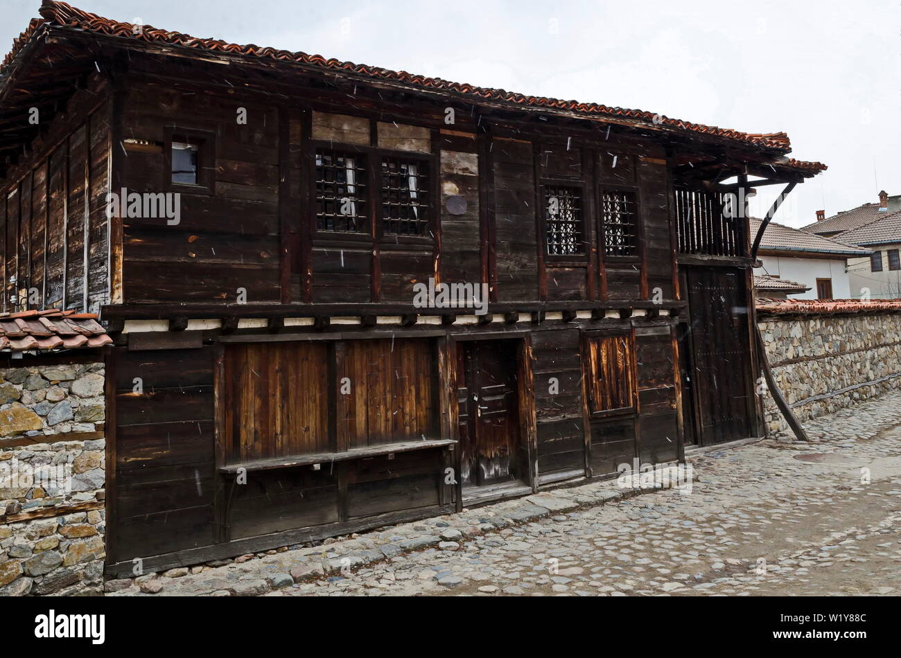 Quartier résidentiel unique authentique avec peints dans des couleurs vives des maisons, murs en pierre, de fenêtres, vérandas et avant-toits pittoresques chutes de neige Banque D'Images