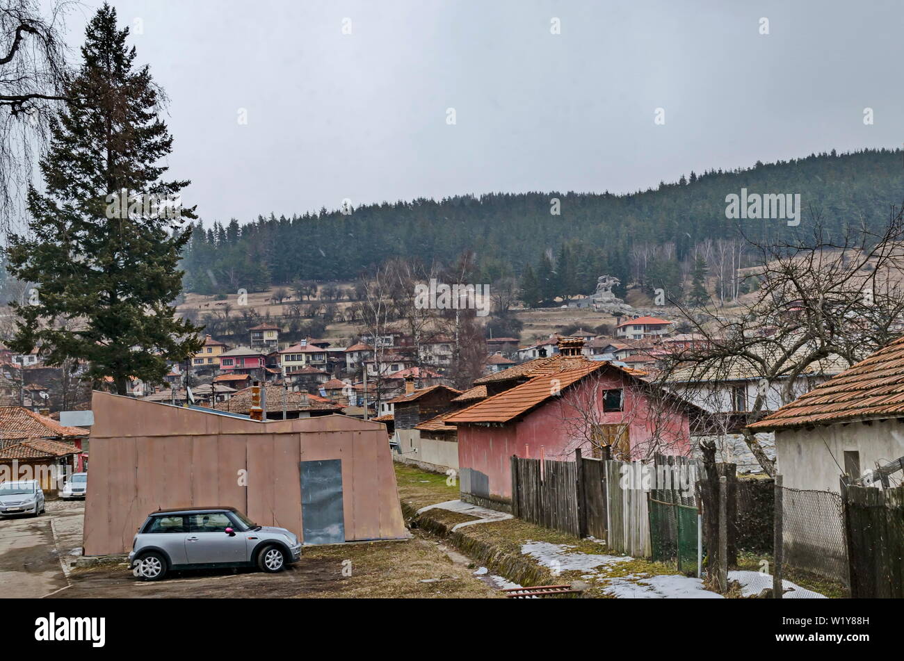 Un quartier résidentiel d'authentiques maisons anciennes et nouvelles de la ville bulgare de Koprivshtica, Bulgarie, Europe Banque D'Images