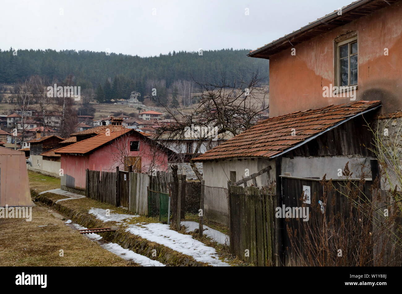 Un quartier résidentiel d'authentiques maisons anciennes et nouvelles de la ville bulgare de Koprivshtica, Bulgarie, Europe Banque D'Images