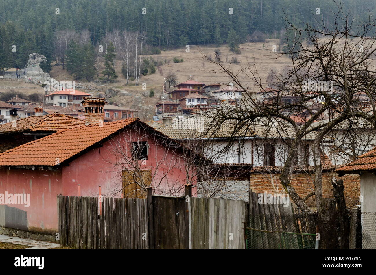 Un quartier résidentiel d'authentiques maisons anciennes et nouvelles de la ville bulgare de Koprivshtica, Bulgarie, Europe Banque D'Images