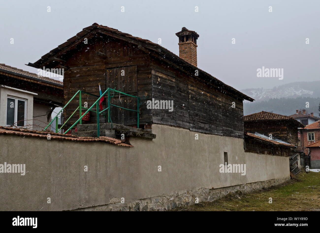 Quartier résidentiel unique authentique avec peints dans des couleurs vives des maisons, murs en pierre, de fenêtres, vérandas et avant-toits pittoresques chutes de neige Banque D'Images
