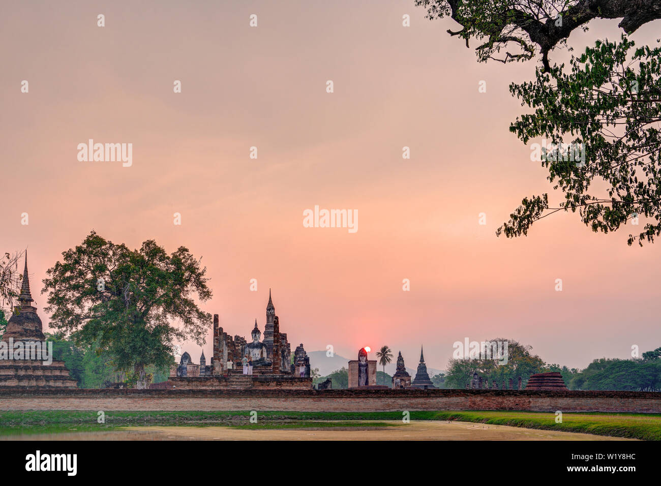 Coucher de soleil sur Wat Maha That dans le parc historique de Sukhothai, partie de d'un site du patrimoine mondial de l'UNESCO Banque D'Images