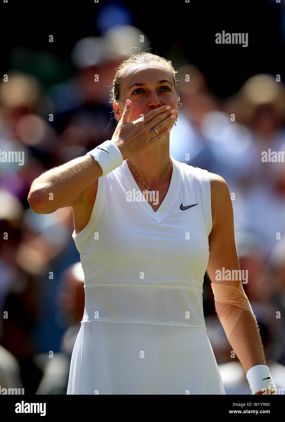 Petra Kvitova célèbre victoire sur Kristina Mladenovic sur le quatrième jour du tournoi de Wimbledon à l'All England Lawn Tennis et croquet Club, Wimbledon. Banque D'Images