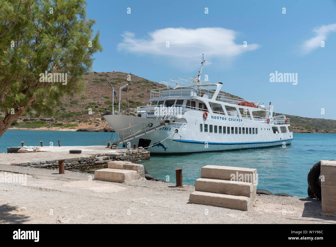L'île de Spinalonga, la Crète, Grèce. Juin 2019. De traversier de passagers transportant des touristes d'Agios Nikolaos à l'île de Spinalonga une ancienne léproserie. Banque D'Images