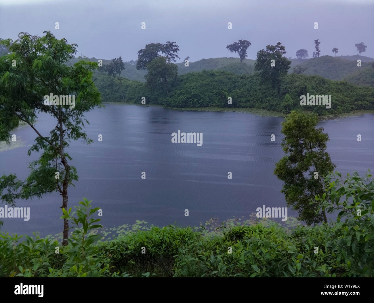 Madhabpur Lac dans un après-midi pluvieux, Sylhet, Bangladesh Banque D'Images