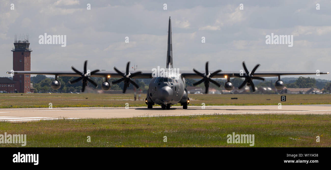 Lockheed MC-130J Commando II juste après l'atterrissage à RAF Mildenhall. Banque D'Images
