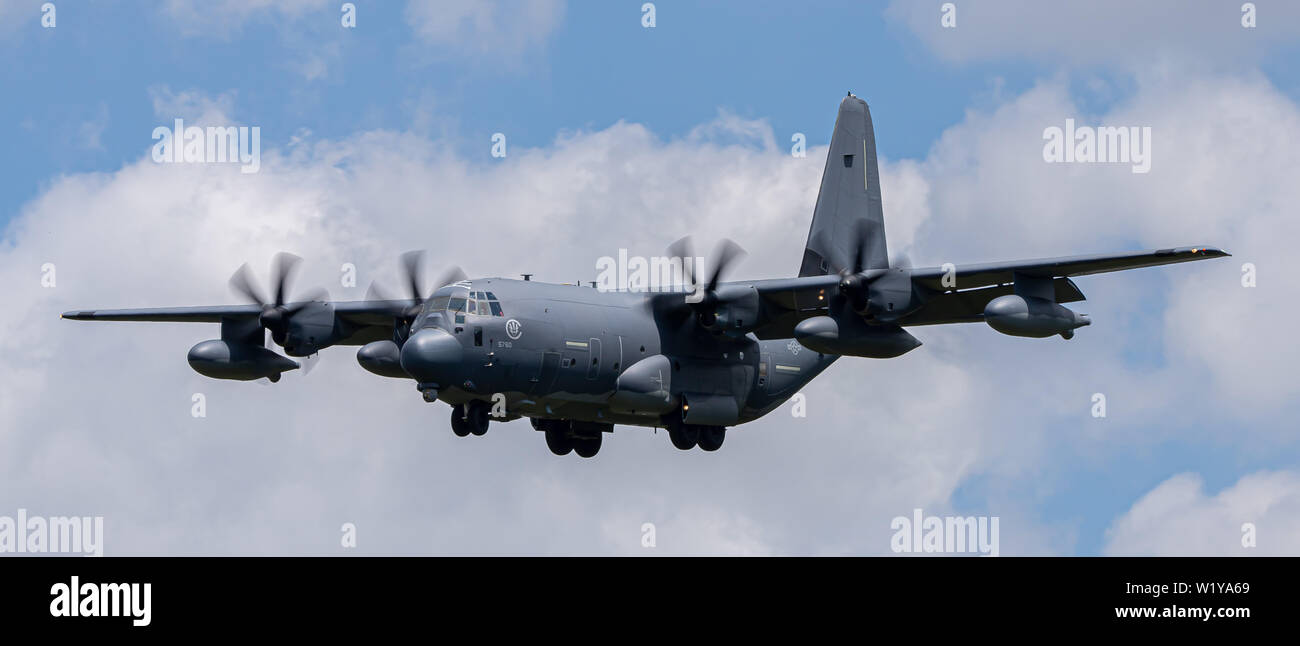 Lockheed MC-130J II Commando sur le point d'atterrir à RAF Mildenhall. Banque D'Images