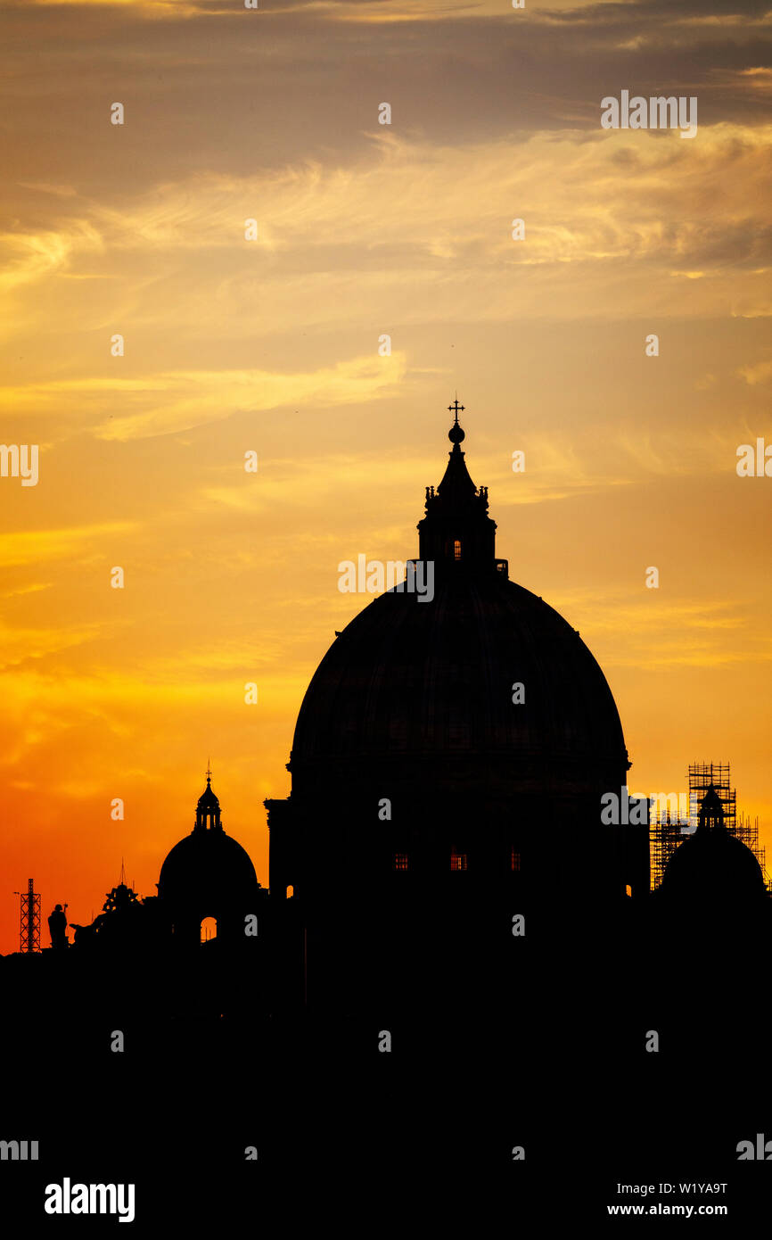 Le dôme de la Basilique Saint Pierre au Vatican à Rome au coucher du soleil. Banque D'Images