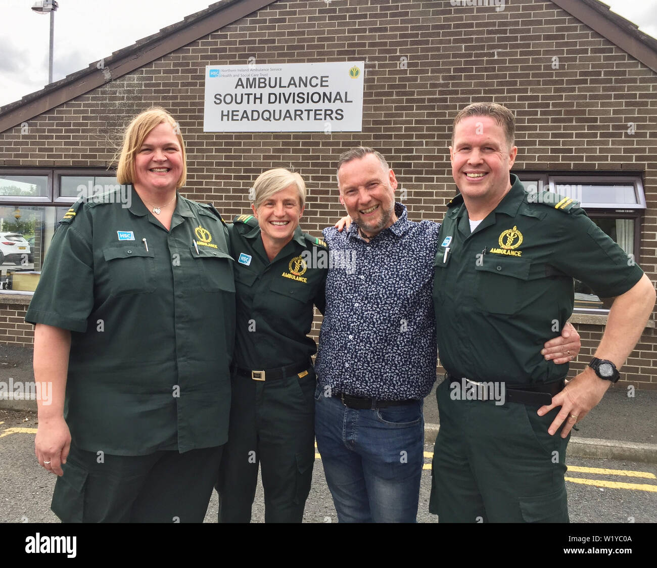 Avec l'ambulance McBrien Colly équipage qui réanime lui à sa maison à Armagh.(De gauche à droite) paramedic Gillian Furniss, Kerry de techniciens ambulanciers paramédics Gooding et Philip McFadden. Banque D'Images