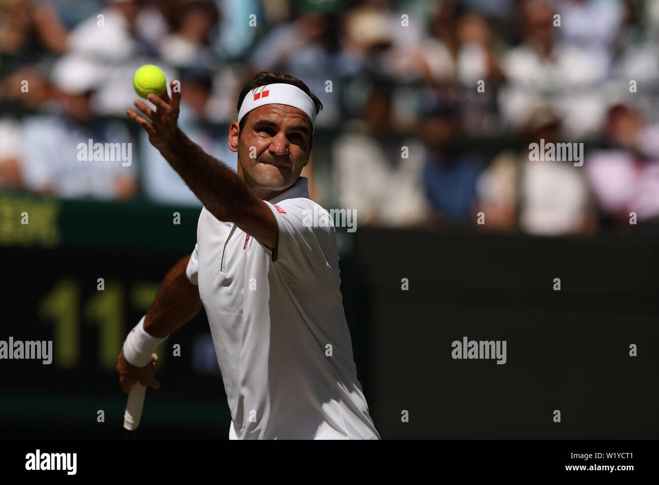 Londres, ANGLETERRE - 04 juillet : Roger Federer de la Suisse en action durant son masculin deuxième tour sur pendant quatre jours des championnats - Wimbledon 2019 au All England Lawn Tennis et croquet Club le 04 juillet 2019, à Londres, en Angleterre. Banque D'Images
