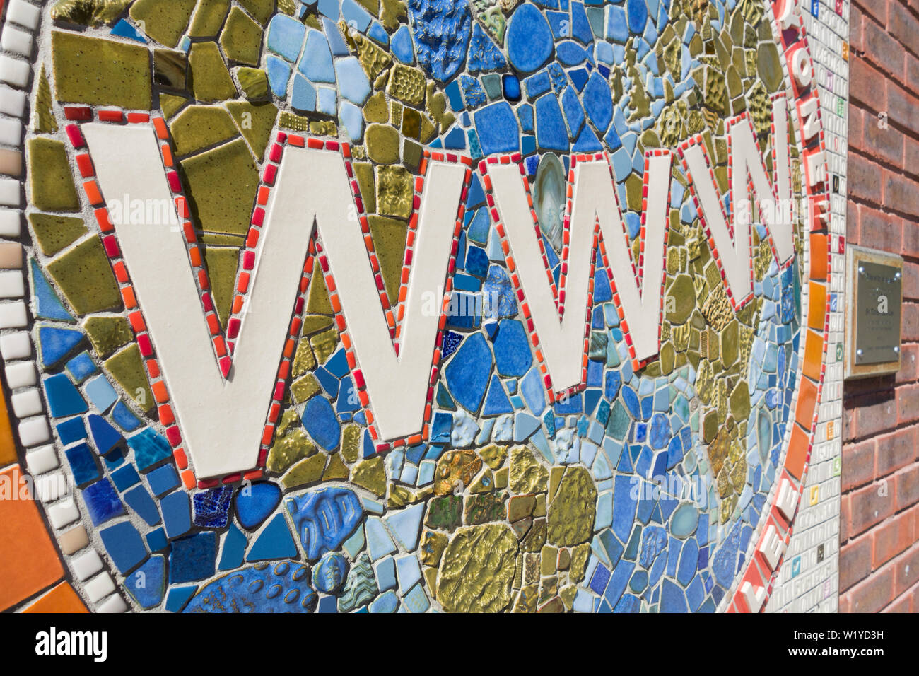 Panneau en céramique commémorative de l'artiste Sue Edkins à Sir Tim Berners-Lee, informaticien et inventeur de la WWW, à l'extérieur de la bibliothèque Sheen à Londres, au Royaume-Uni Banque D'Images