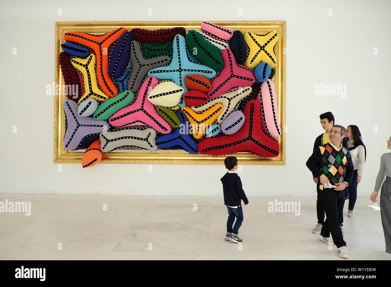 Les gens à la famille à 'Finisterra' par l'oeuvre de l'artiste portugaise Joana Vasconcelos au Musée de Serralves à Porto Porto Portugal Europe KATHY DEWITT Banque D'Images