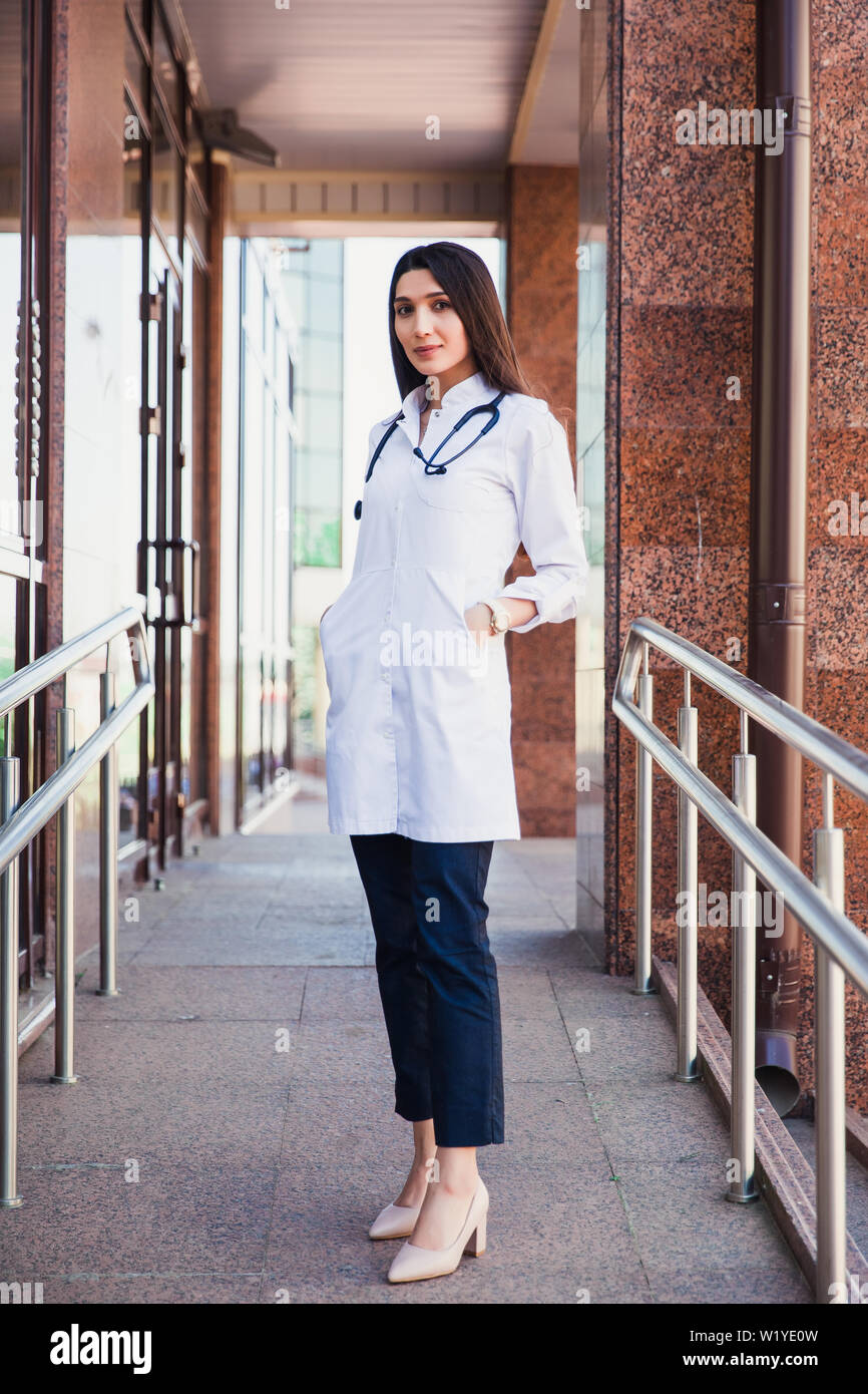 Closeup portrait of friendly female asian étudiant en médecine. Personnes - un médecin, une infirmière et un chirurgien en arrière-plan de l'éducation de l'université. Banque D'Images