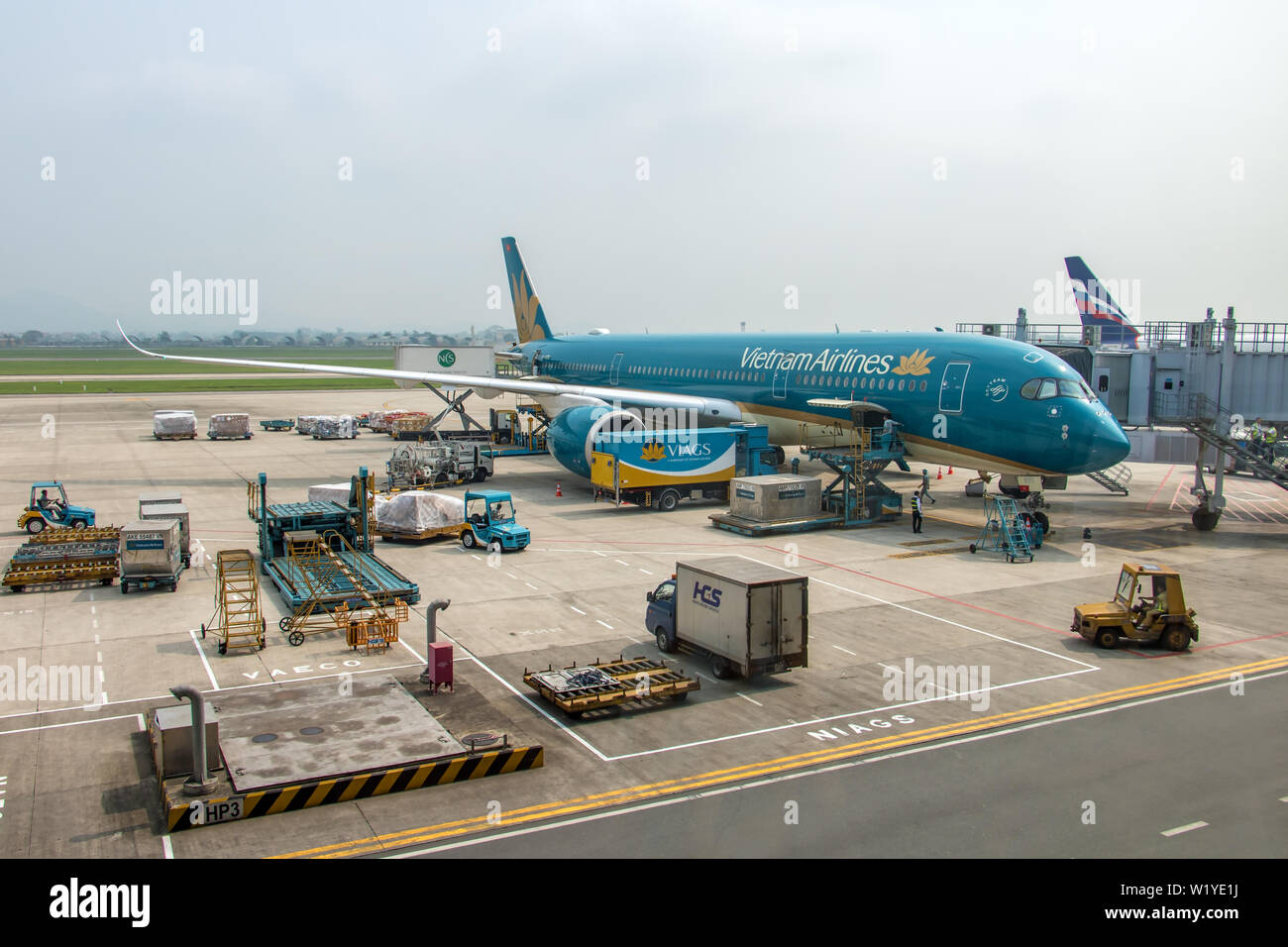 HANOI, Vietnam, 19 avril 2019, l'avion de Vietnam Airlines Company se trouve au tunnel sur l'Aéroport International de Noi Bai. Banque D'Images