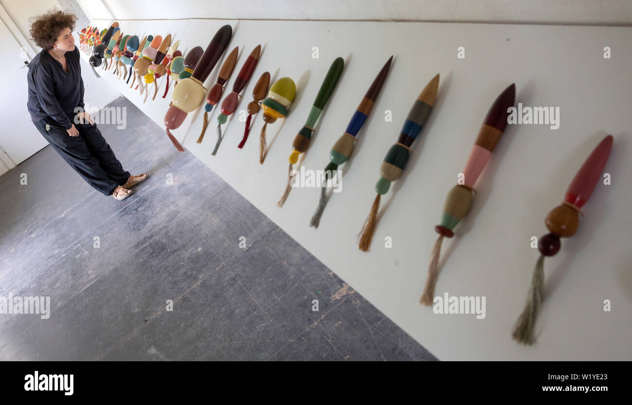 Weimar, Allemagne. Le 04 juillet, 2019. Une femme regarde le Bauhaus 'Toys' par Karo Kollwitz dans l'exposition 'Notre' Bauhaus dans le Gaswerk. Avec l'exposition 'Notre' Bauhaus, le collectif d'artistes 'Studio 100' a réuni des œuvres d'un total de 100 diplômés et étudiants de l'Université Bauhaus de Weimar, ces 25 dernières années dans différents blocs d'exposition. Crédit : Michael Reichel/dpa-Zentralbild/dpa/Alamy Live News Banque D'Images