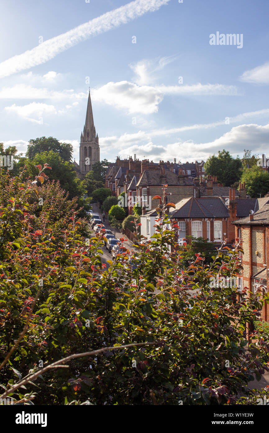 Une vue de la banlieue nord de Londres de Muswell Hill montrant St James' Church en haut de la colline, contre un ciel bleu avec des nuages filandreux trails Banque D'Images