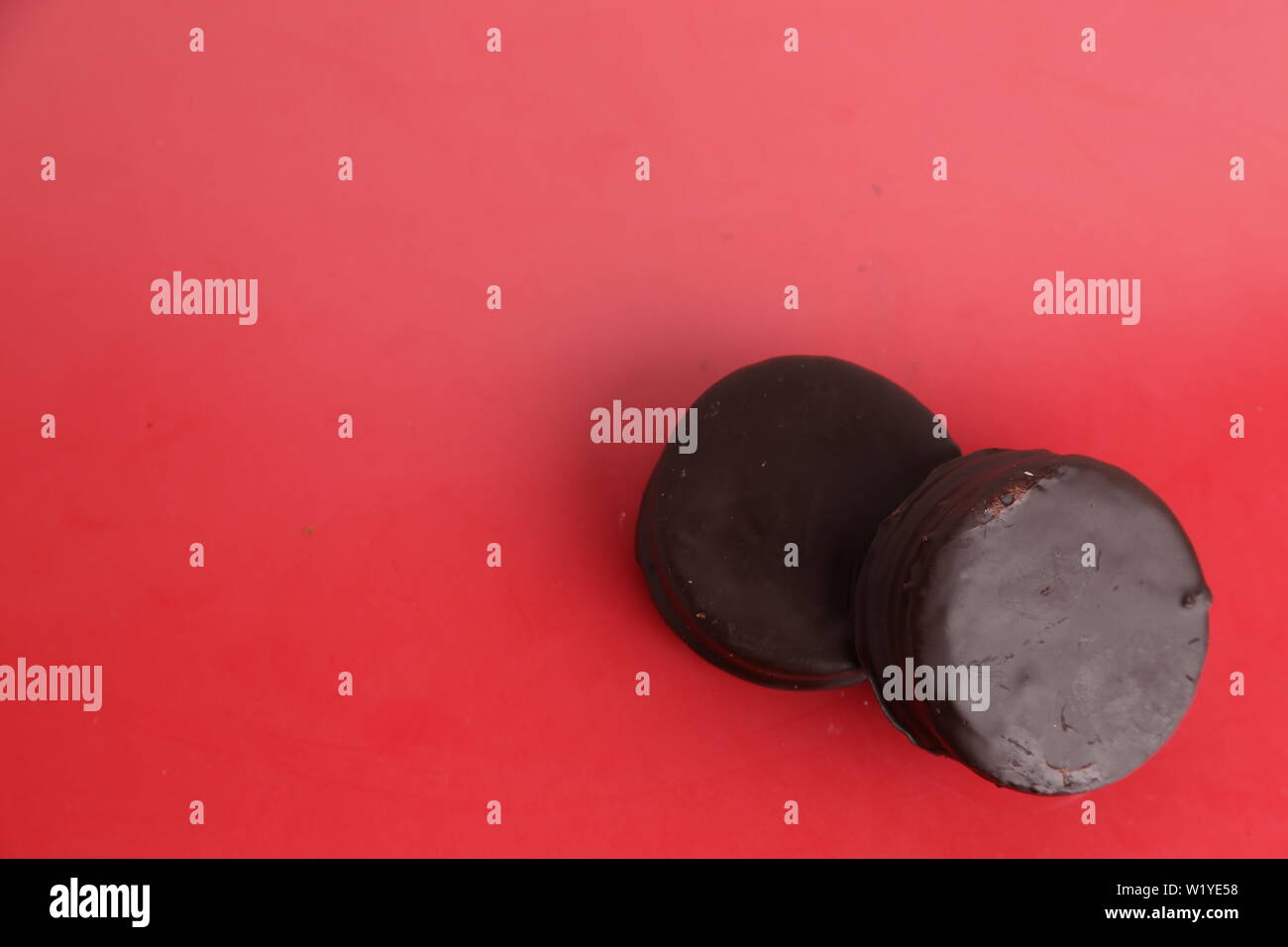 Les gâteaux au chocolat et dulce de leche, typique de l'Argentine. appelé Alfajores Banque D'Images