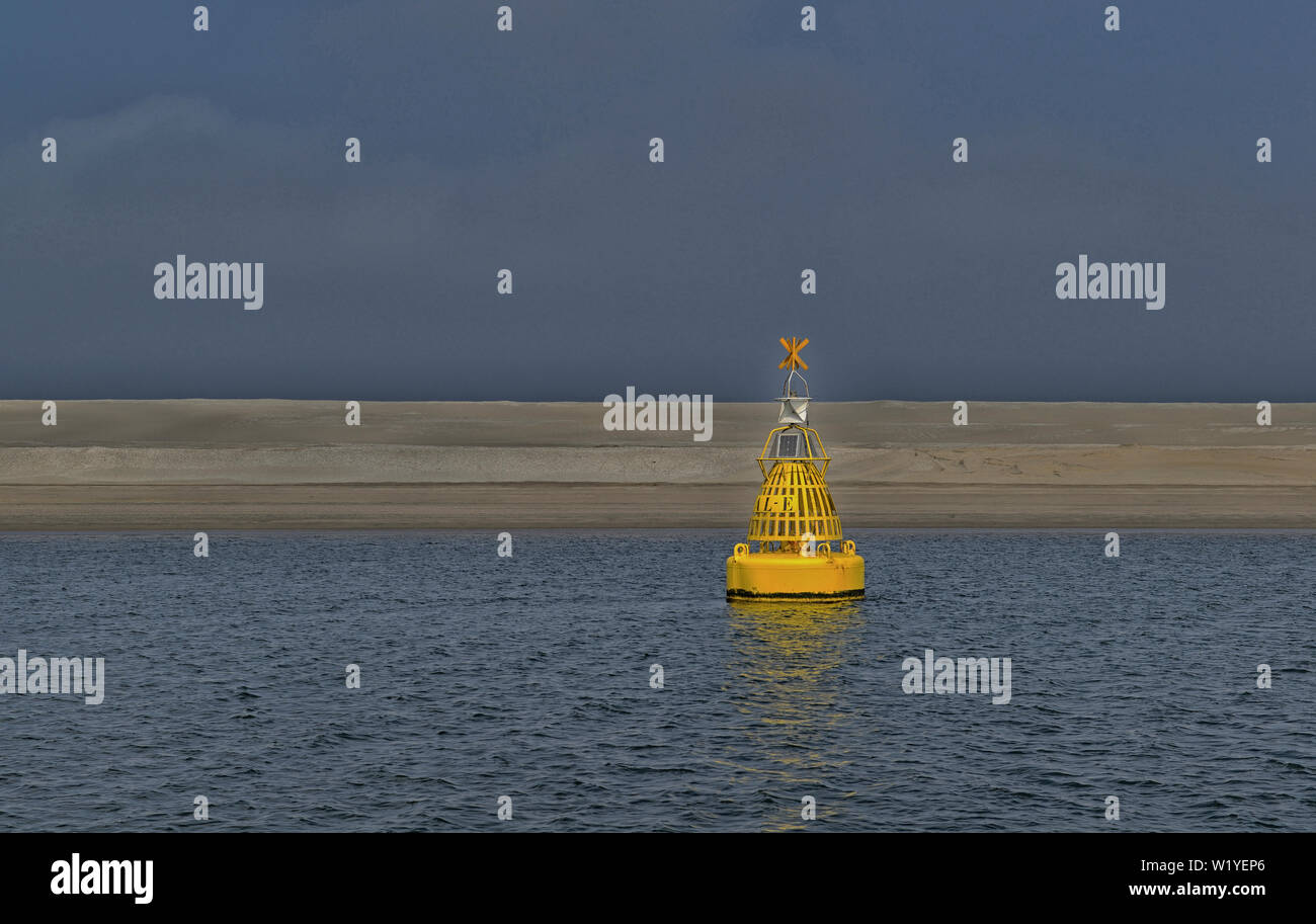 Port de Rotterdam, Pays-Bas - 2018.05.20 : une balise jaune sur les eaux de la Maasvlakte 2 nouvellement mises en valeur - Banque D'Images