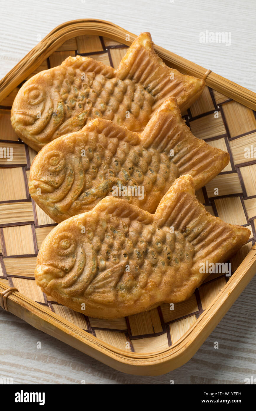 Fresh Baked Taiyaki Gateau En Forme De Poissons Japonais Rempli De Pate De Haricots Rouges Dans Un Panier Photo Stock Alamy