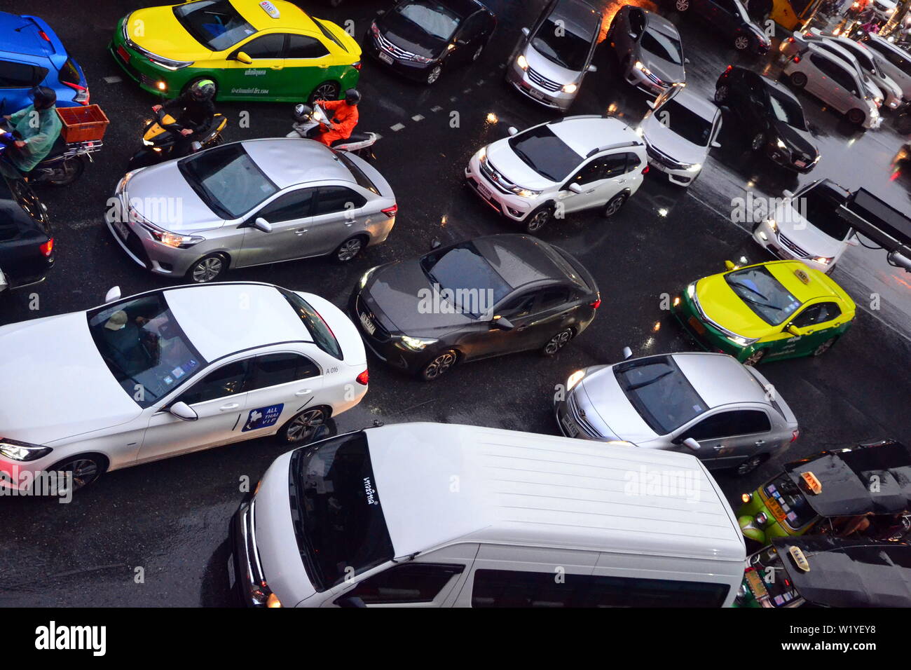 Saison des pluies à l'heure de pointe du soir à Bangkok, Thaïlande. Grognements dans le trafic de pluie. Banque D'Images