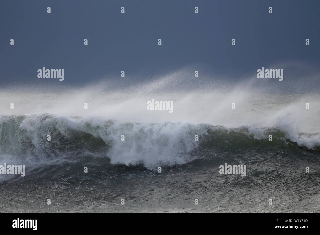 La pulvérisation de grandes vagues de vent avant la pluie et d'orage Banque D'Images