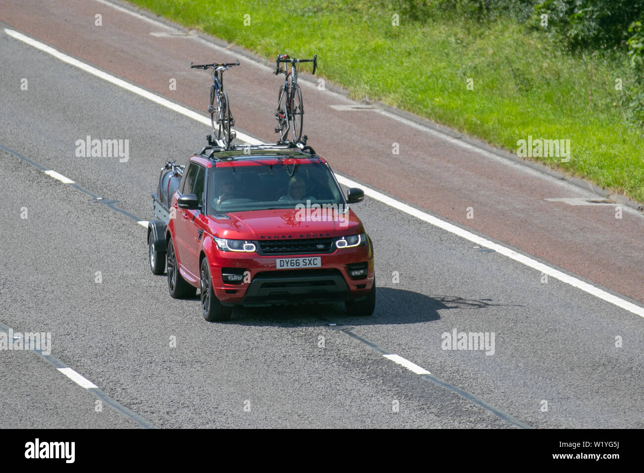 2016 Red Land Rover R Rover Sport HSE Dynam S ; circulation automobile  britannique, transport, porte-vélo monté sur le toit, porte-vélo sur le  toit, porte-vélo, porte-vélos, voitures modernes, berlines, en direction  nord