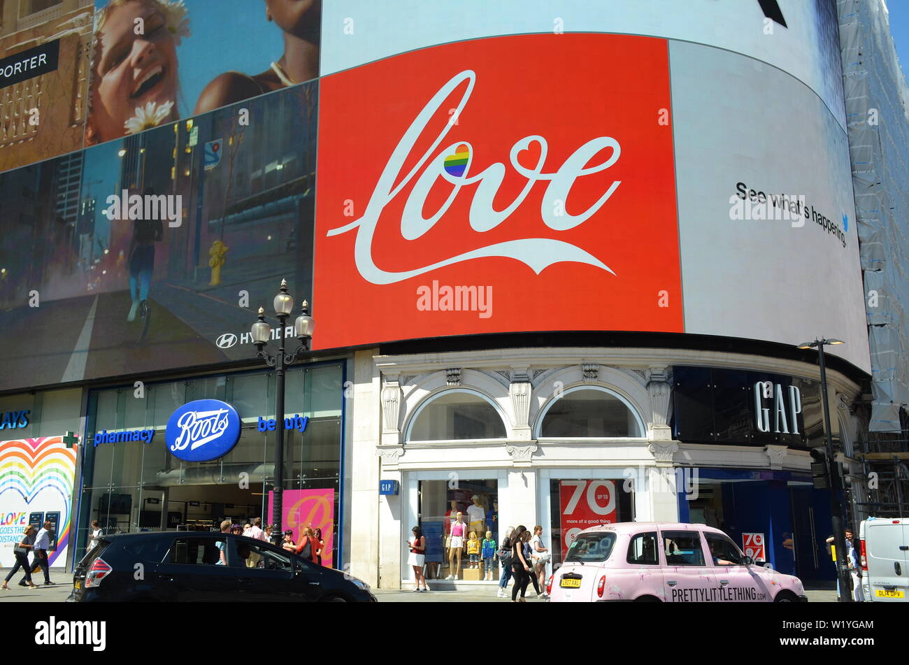 Londres, Royaume-Uni, le 4 juillet 2019 Piccadilly Circus enseigne publicitaire. Londres se prépare pour Londres Gay Pride 2019 : Crédit Armstead Johnny/Alamy Live News Banque D'Images