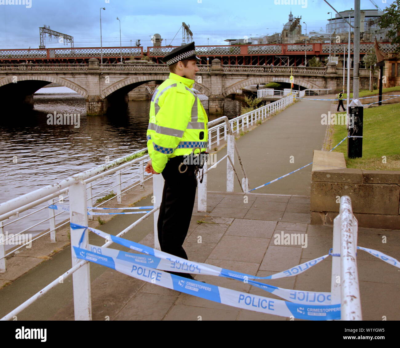 Glasgow, Scotland, UK 4 Juillet, 2019.L'Euro Hostel River échauffourée Suicide a conduit à interdire l'accès de la police l'auberge et le Clyde walkway par le South Portland Street Suspension Bridge et le fun de la guerre civile espagnole célèbre pour sa statue de "mieux mourir debout que de vivre à jamais sur vos genoux" Citation : Gérard Ferry/ Alamy Live News Banque D'Images