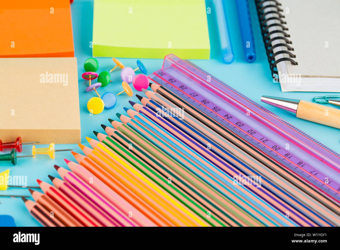 Retour à l'école, à l'arrêt sur fond bleu. Banque D'Images