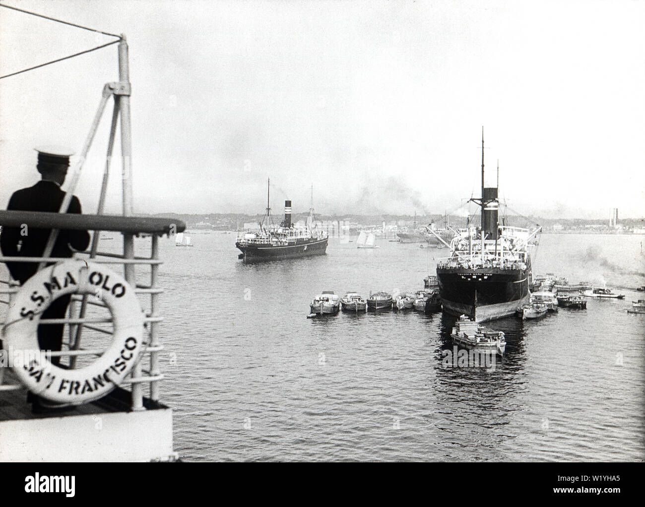 [ 1920 - Japon ] Port de Yokohama en Navires - Navires dans le port de Yokohama. Cette photo a été prise à partir de la s.s. Qui a visité le port de Yokohama Malolo en octobre 1929 (Showa 4). Ce fut une année importante, car à cette époque, la ville était considérée comme ayant presque complètement remis des ravages de la 1923 grand séisme de Kanto. 20e siècle vintage lame de verre. Banque D'Images