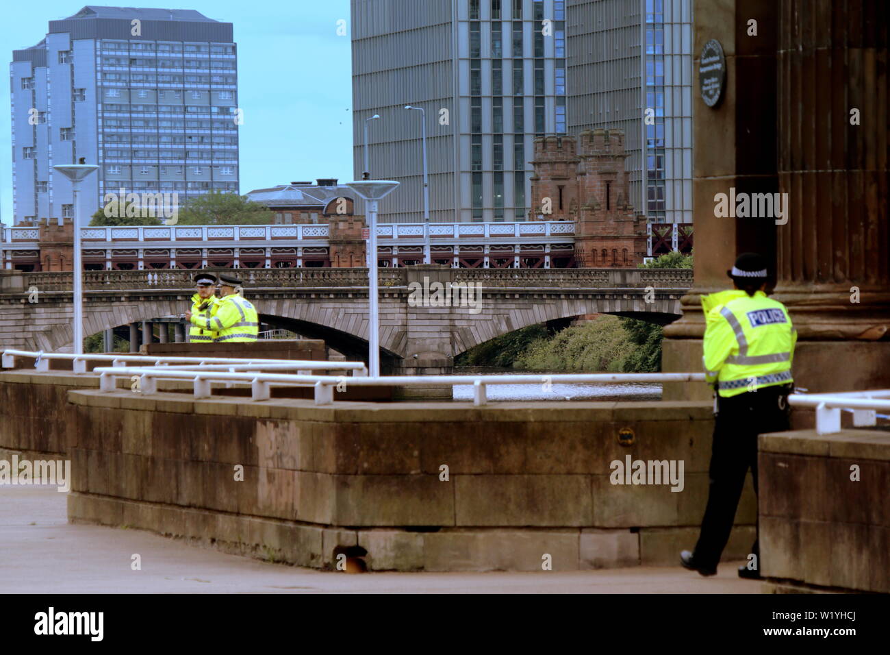 Glasgow, Scotland, UK 4 Juillet, 2019.L'Euro Hostel River échauffourée Suicide a conduit à interdire l'accès de la police l'auberge et le Clyde walkway par le South Portland Street Suspension Bridge et le fun de la guerre civile espagnole célèbre pour sa statue de "mieux mourir debout que de vivre à jamais sur vos genoux" Citation : Gérard Ferry/ Alamy Live News Banque D'Images