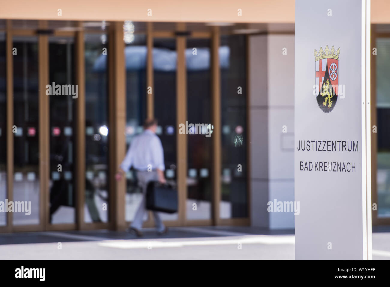 Bad Kreuznach, Allemagne. 06Th Juillet, 2019. Un homme va à la Justice Centre Bad Kreuznach. La Justice Centre Bad Kreuznach, un nouveau bâtiment, a été achevée à la fin de 2017. Crédit : Andreas Arnold/dpa/Alamy Live News Banque D'Images