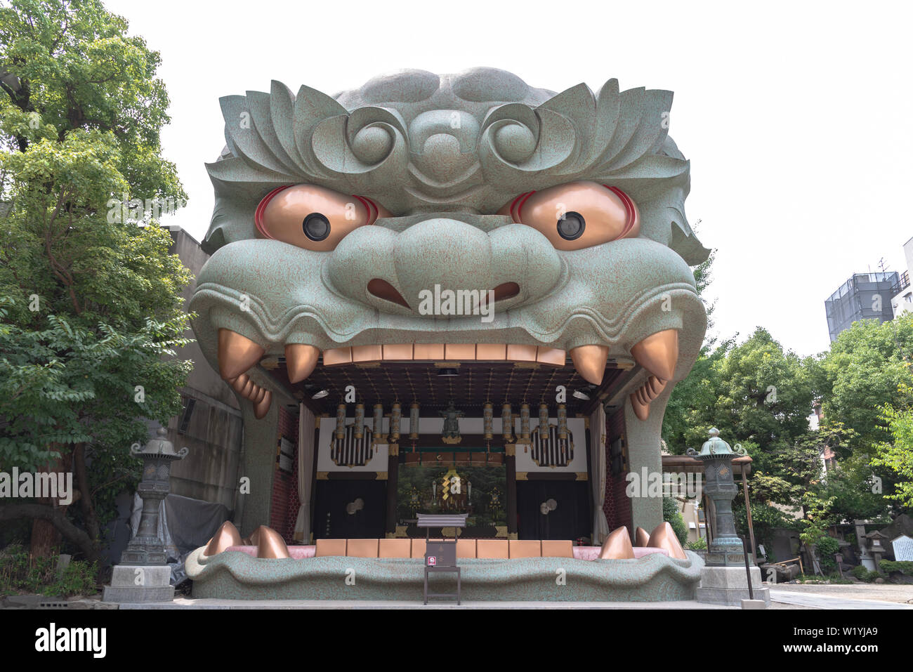 Yasaka Namba à Osaka, Japon. Ema-Den hall en forme de lion de Yasaka jinja Nanba. Sanctuaire Shinto dédié à Susanoo no mikoto divinité Banque D'Images