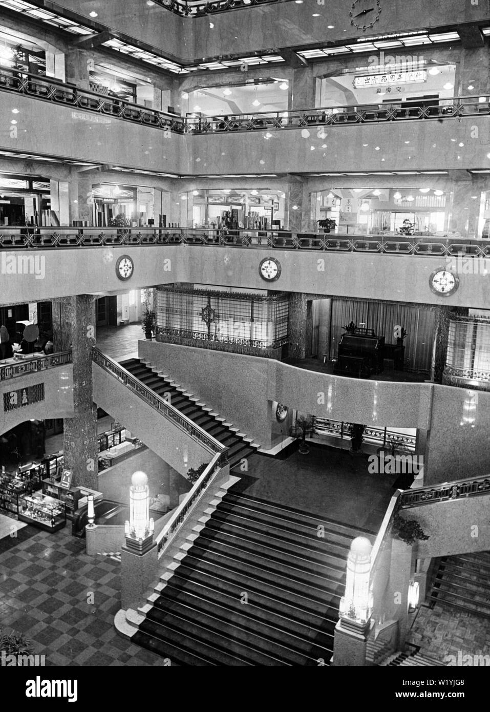 [ 1930 - Japon magasin Matsuya Ginza Tokyo, sur ] - l'intérieur de magasin Matsuya Ginza, sur la région de Tokyo. Le Ginza shop a été ouvert en 1925 (Taisho 14). 20e siècle vintage lame de verre. Banque D'Images