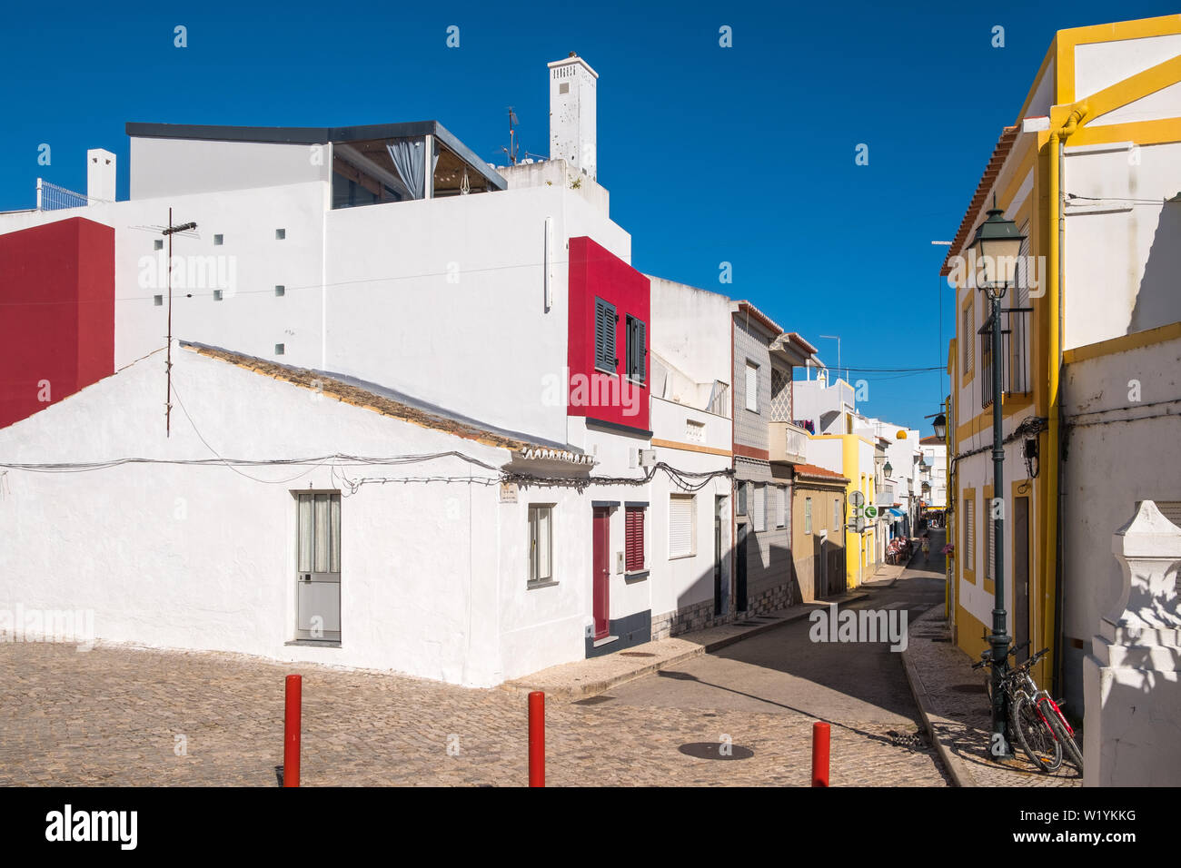 Jolies maisons peintes dans une rue résidentielle à Alvor, Algarve, Portugal Banque D'Images