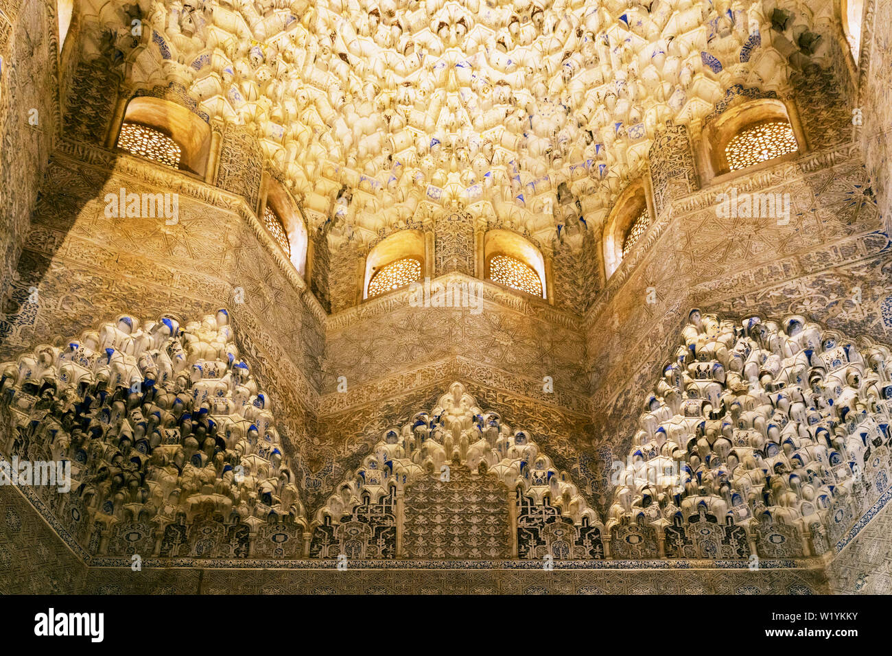 La décoration des murs et du plafond dans le hall de l'Abencerrajes, l'Alhambra, Grenade, Province de Grenade, Andalousie, Espagne du sud. L'Alhambra, Genres Banque D'Images