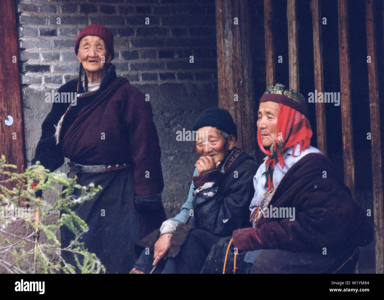 Songpan County/Chine, vers 1996 : la vieille femme tibétaine non identifiés visiter le temple gami. Pensons principalement tibétaine dans le bouddhisme tibétain Banque D'Images