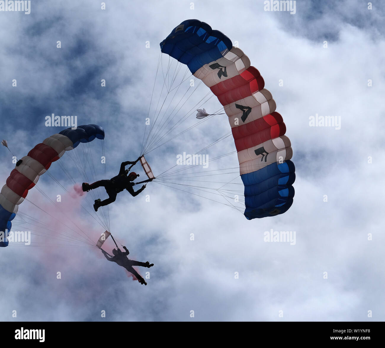 Parachute chute libre Falcon RAF display team en action. Banque D'Images